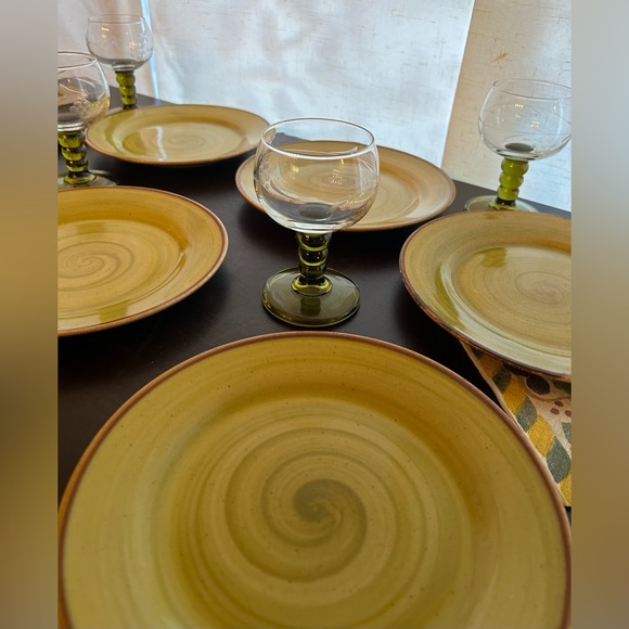 Set of 7 Thomson Pottery plates. - Picture 9 of 12